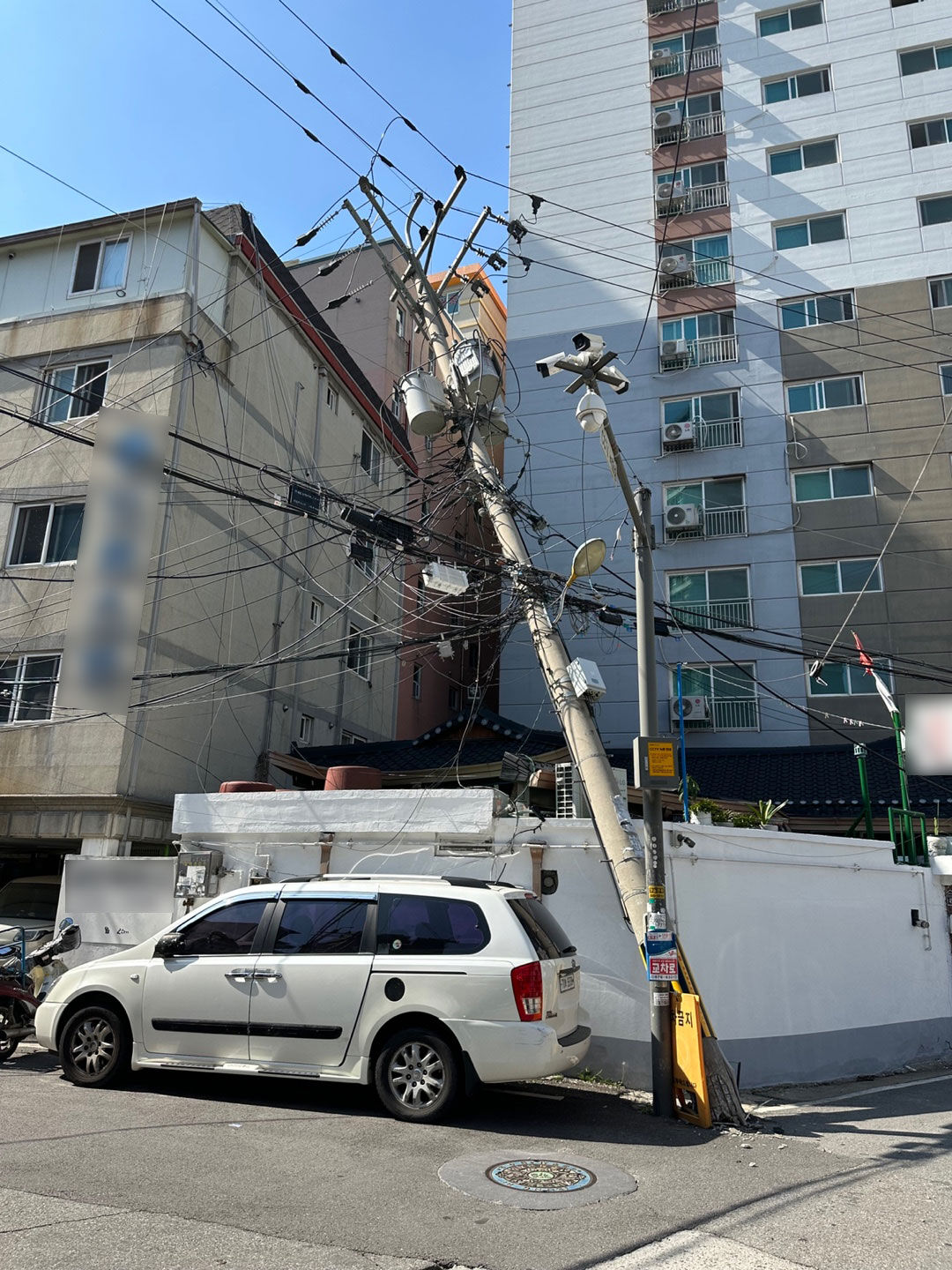 31일 오후 경기 의정부시에서 전봇대가 쓰러져 일대에 정전 발생 (사진=의정부소방서 제공, 연합뉴스)