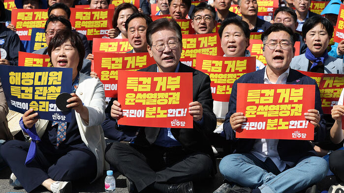 더불어민주당 이재명 대표, 박찬대 원내대표를 비롯한 의원들이 1일 오후 서울역 인근에서 열린 윤석열 정권 규탄 및 해병대원 특검법 관철을 위한 범국민대회에서 관련 구호를 외치고 있다. (사진=연합뉴스)