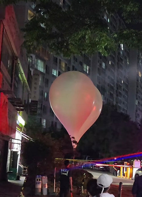 일산 아파트단지에서 발견된 오물 풍선 (사진=독자 제공, 연합뉴스)