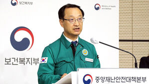 정부 "전공의 사직서 수리 적극 검토&hellip;개원의 집단행동엔 조치"