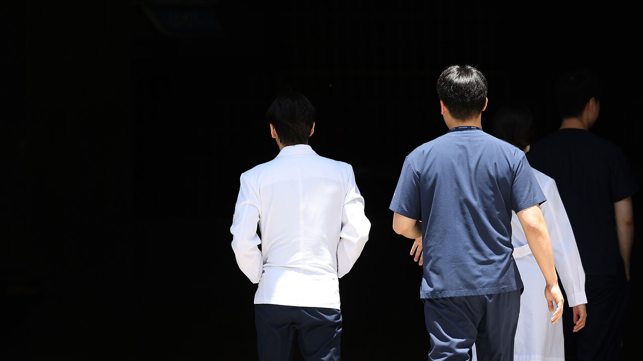 대구 한 대학병원에서 의료관계자들이 이동하고 있다. (사진=연합뉴스)