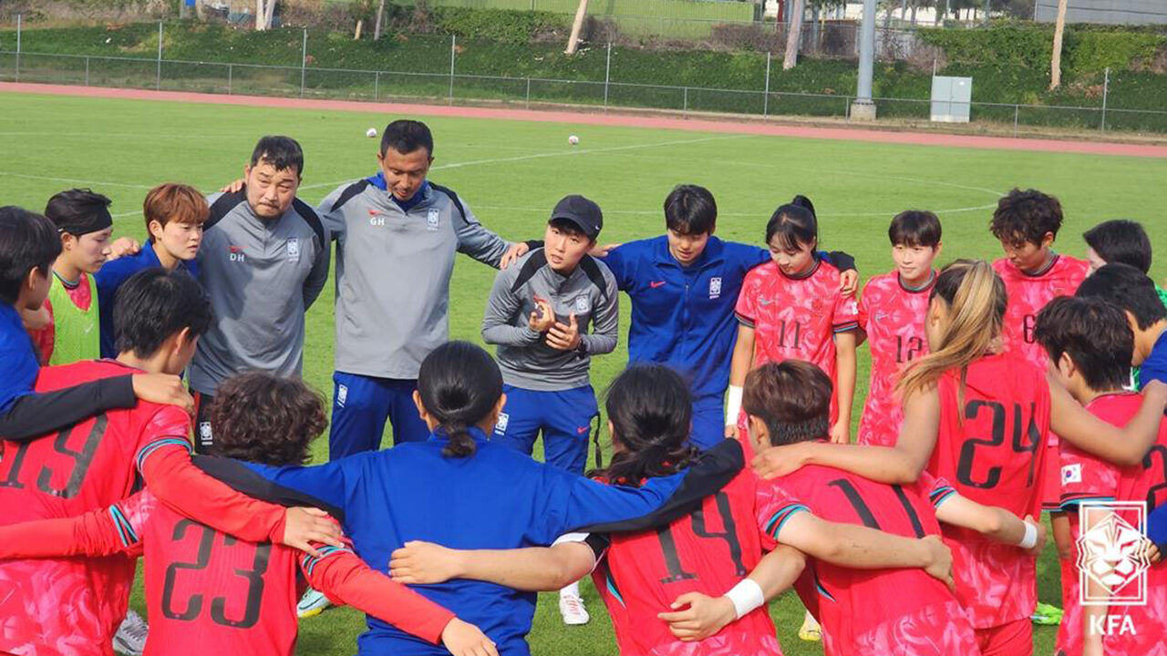 어깨동무를 하고 결의를 다지는 한국 U-20 축구대표팀 선수들