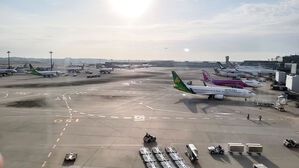 "일본 나리타공항 착륙한 싱가포르항공 여객기&hellip;엔진에서 연기"