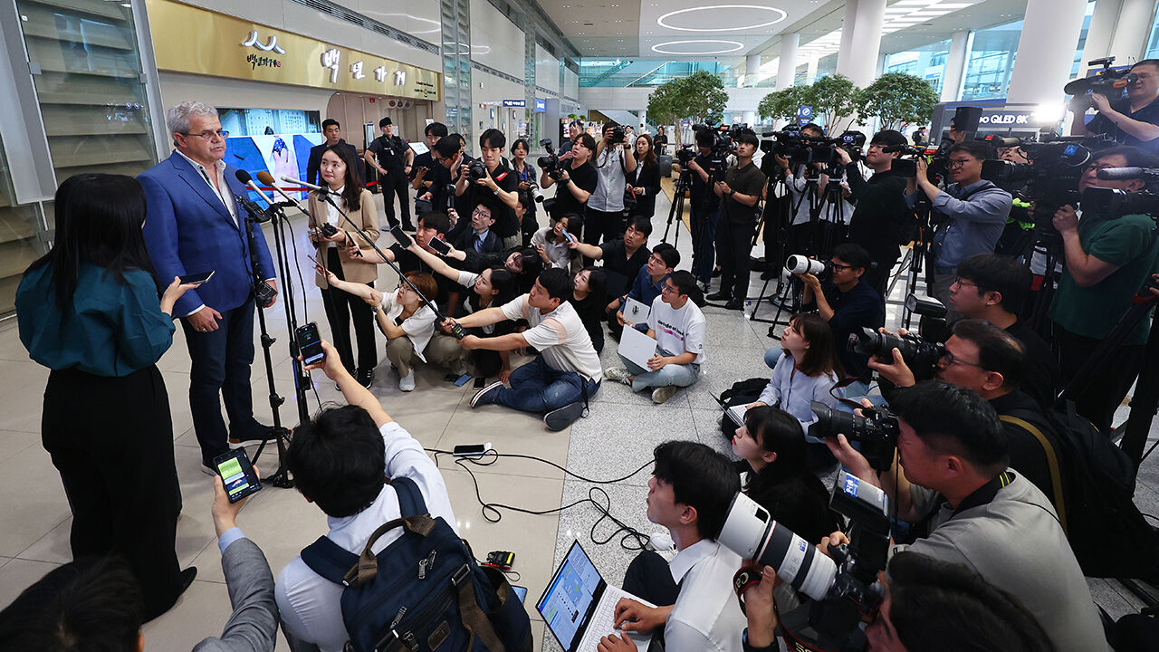 미국 액트지오의 비토르 아브레우 박사가 동해 심해 가스전 자문을 위해 입국하여 취재진 질문에 답하는 모습 (사진=연합뉴스)