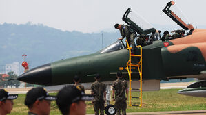 "팬텀에 깃든 안보의지 영원히 간직"&hellip;공군총장, F-4E 지휘 비행