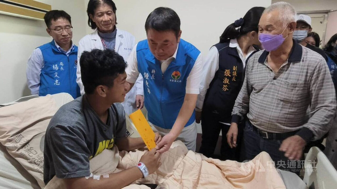 린 군의 용기 있는 행동을 치하하며 표창금을 수여하는 모습. 