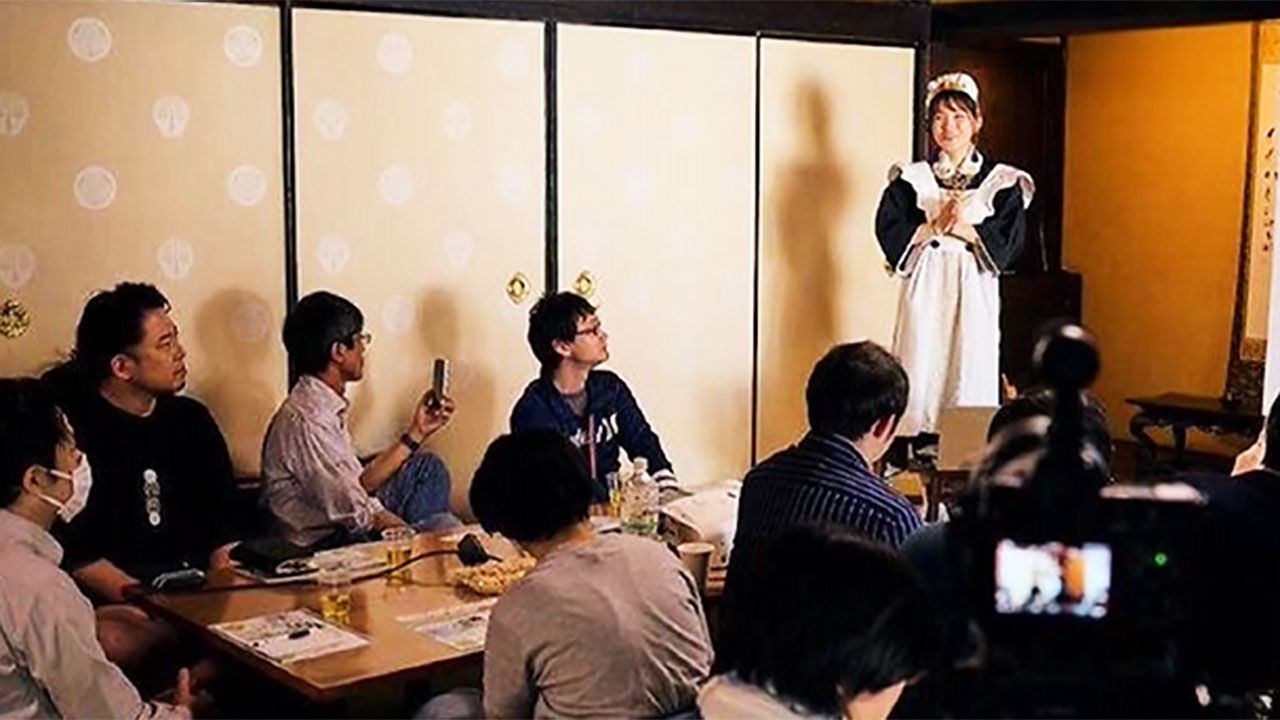 불교 의상을 입은 하녀들과 차를 마시며 종교에 관해 이야기를 나누는 아저씨들