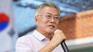 文, 김정숙 여사 블라우스 논란에 "품격 있는 정치 하자"