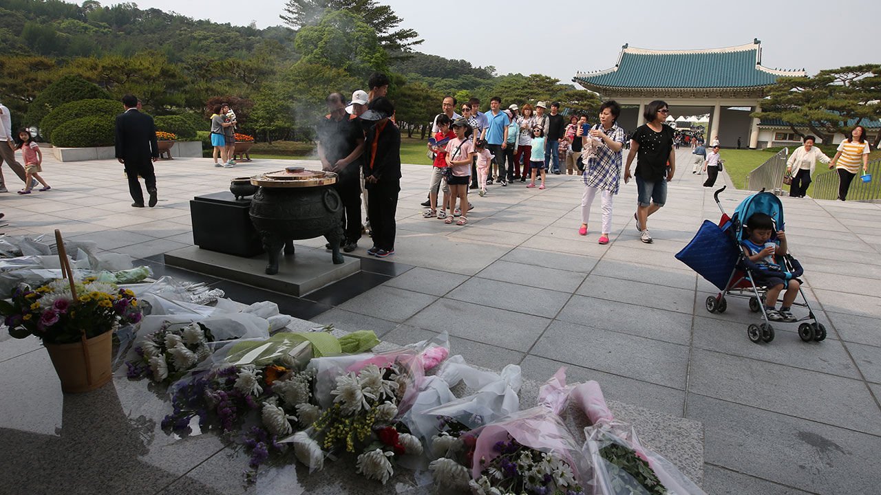 현충일을 맞아 시민들이 서울 국립현충원을 참배하고 있다.