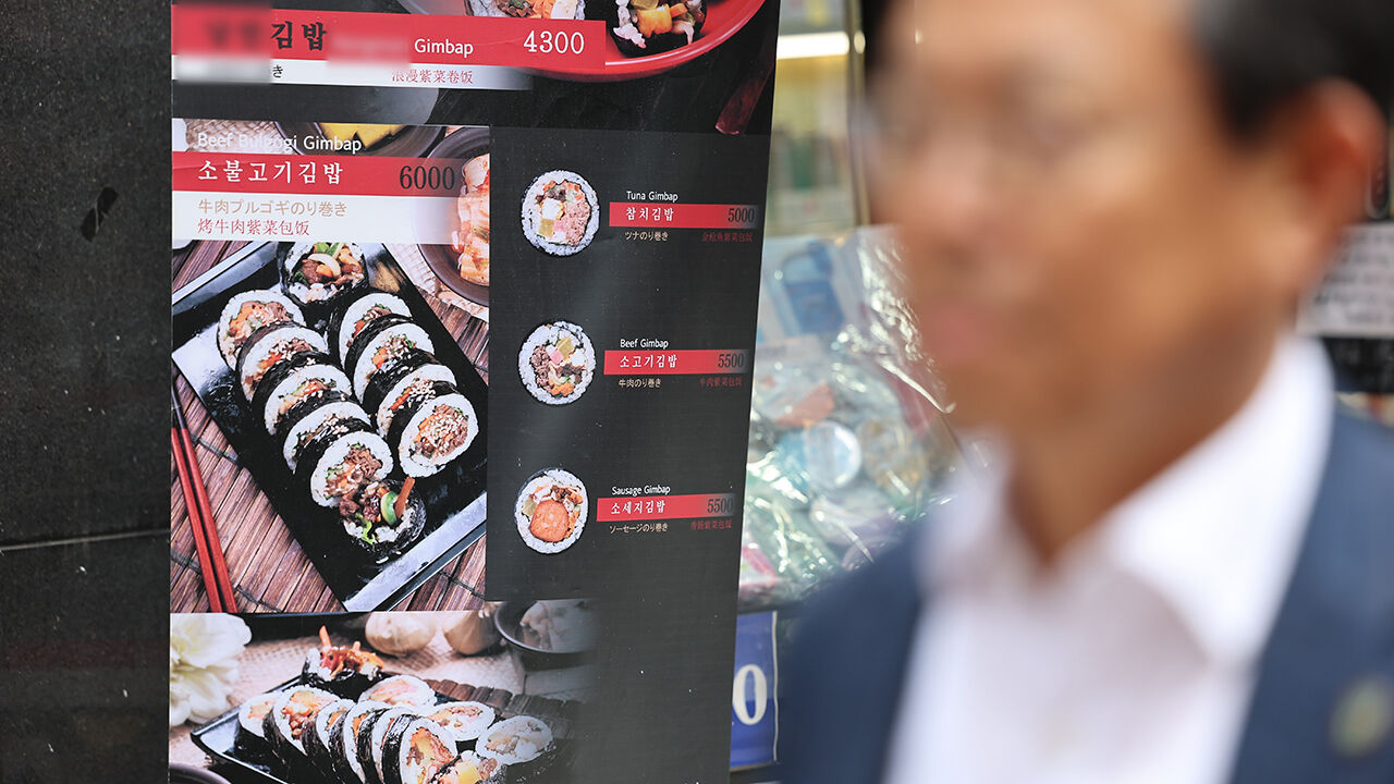 27일 서울 시내 한 김밥 가게에 메뉴와 가격이 표시돼 있다. (사진=연합뉴스)