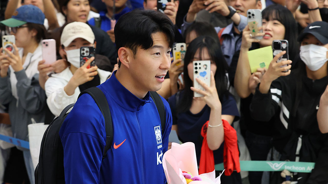 축구 대표팀 손흥민이 7일 오전 인천국제공항 제2여객터미널 입국장으로 들어서고 있다.