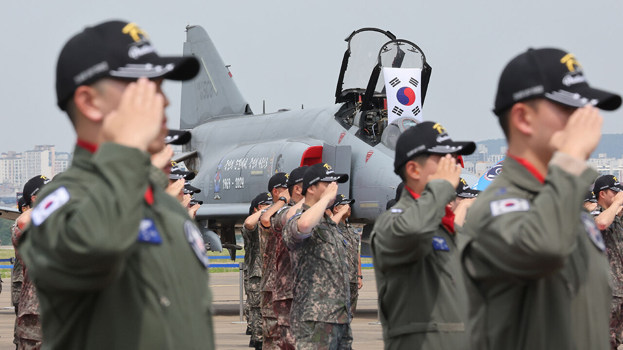 F-4 팬텀 퇴역식에서 국기에 경례하는 장병들