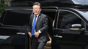 대장동 재판 이재명, 이화영 중형에 침묵&hellip;법정에선 눈 '질끈'