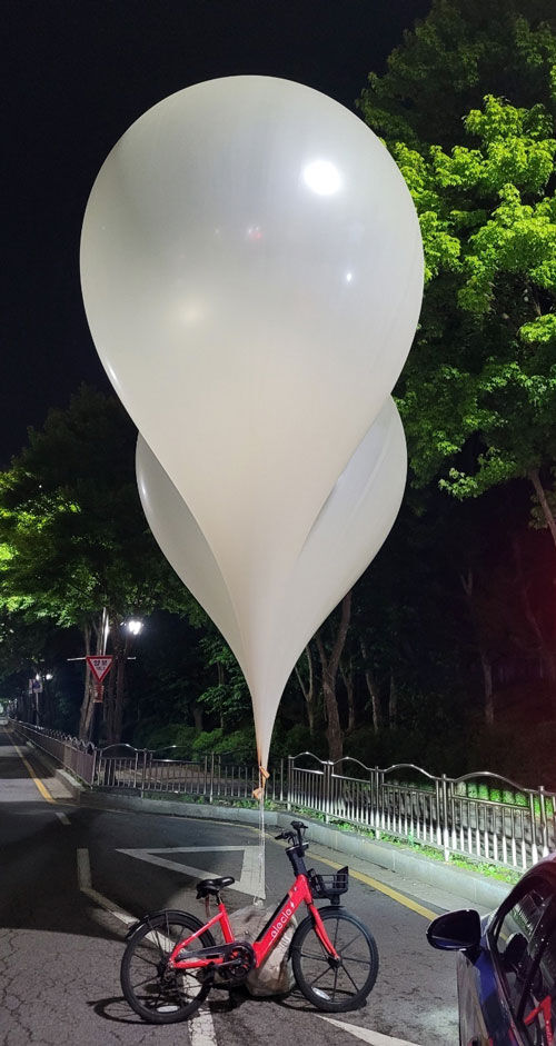 파주 금촌동에 떨어진 북한 '대남 풍선' (사진=독자 제공, 연합뉴스)