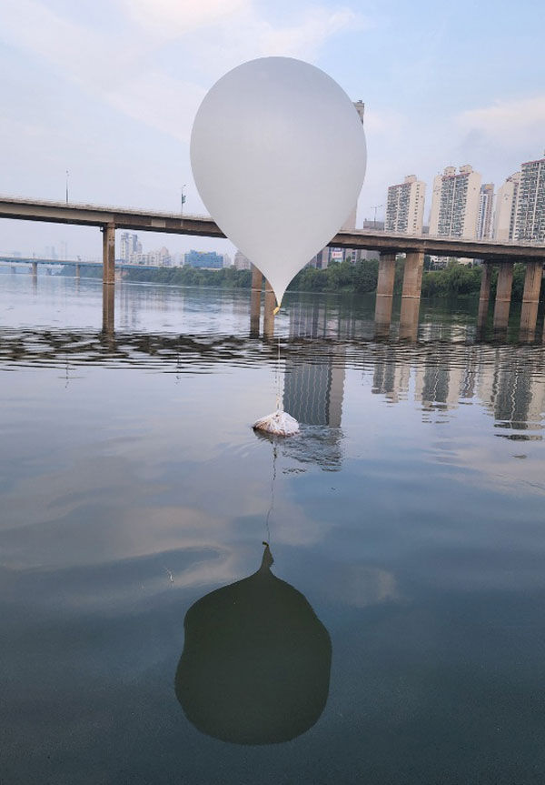 잠실대교(인근)에 떨어진 오물 풍선