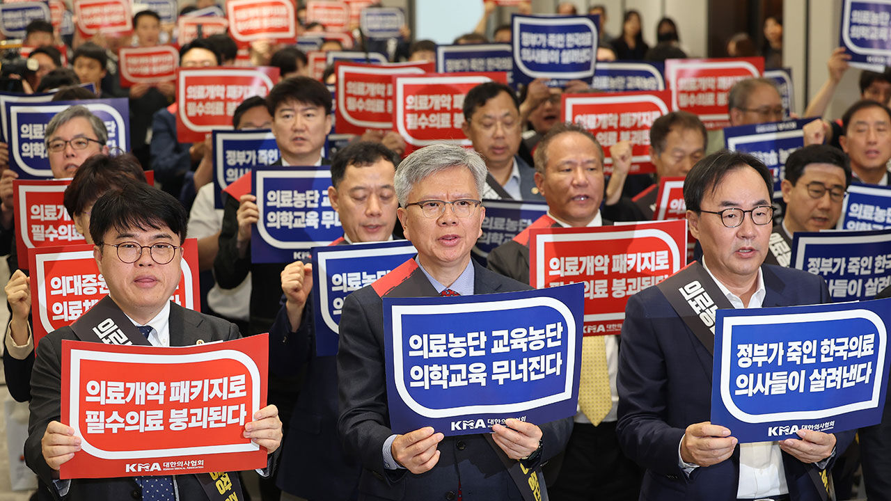 9일 서울 용산구 대한의사협회에서 열린 전국의사대표자대회에서 임현택 대한의사협회 회장(왼쪽), 김택우 전 대한의사협회 비상대책위원장(가운데) 등 참석자들이 구호를 외치고 있다.