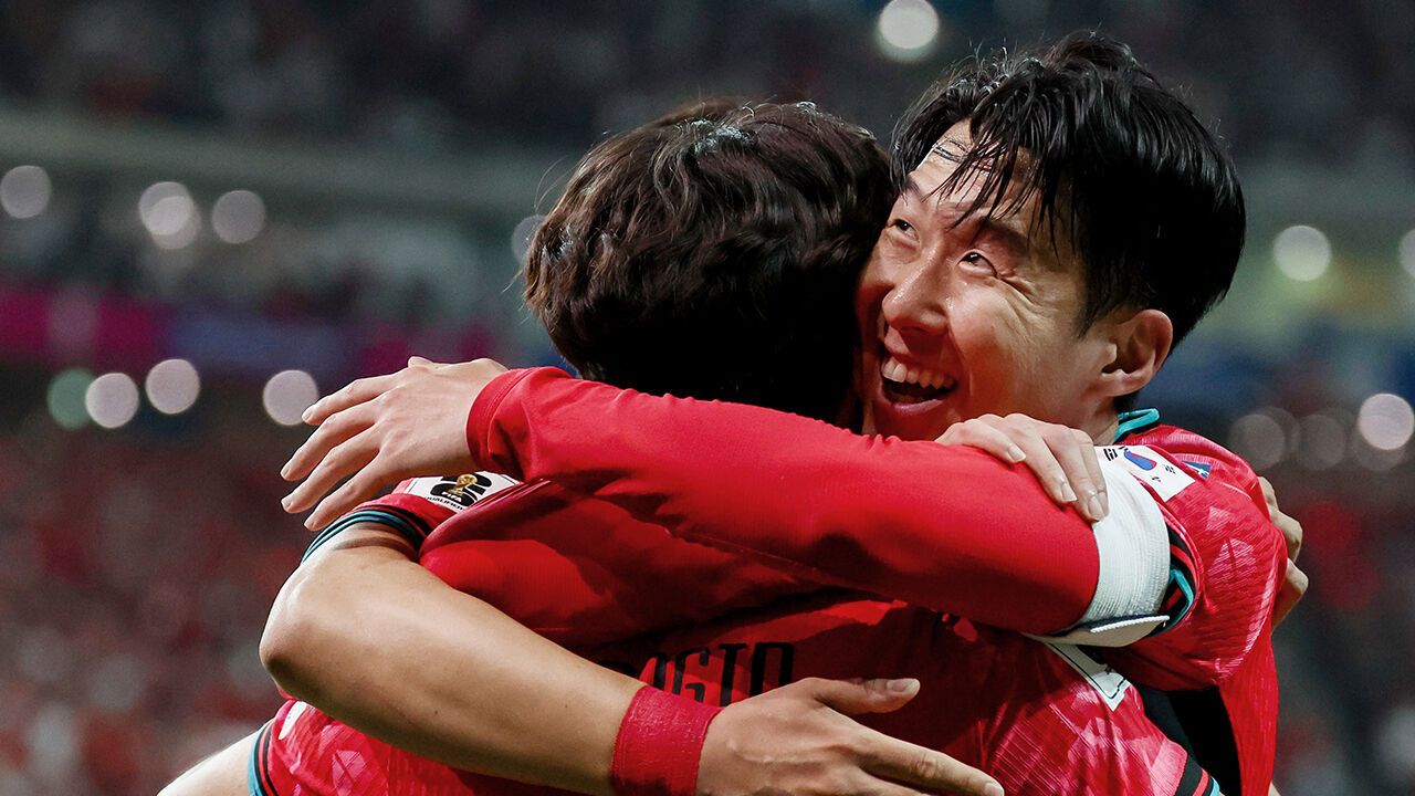 이강인과 기쁨의 포옹하는 손흥민 