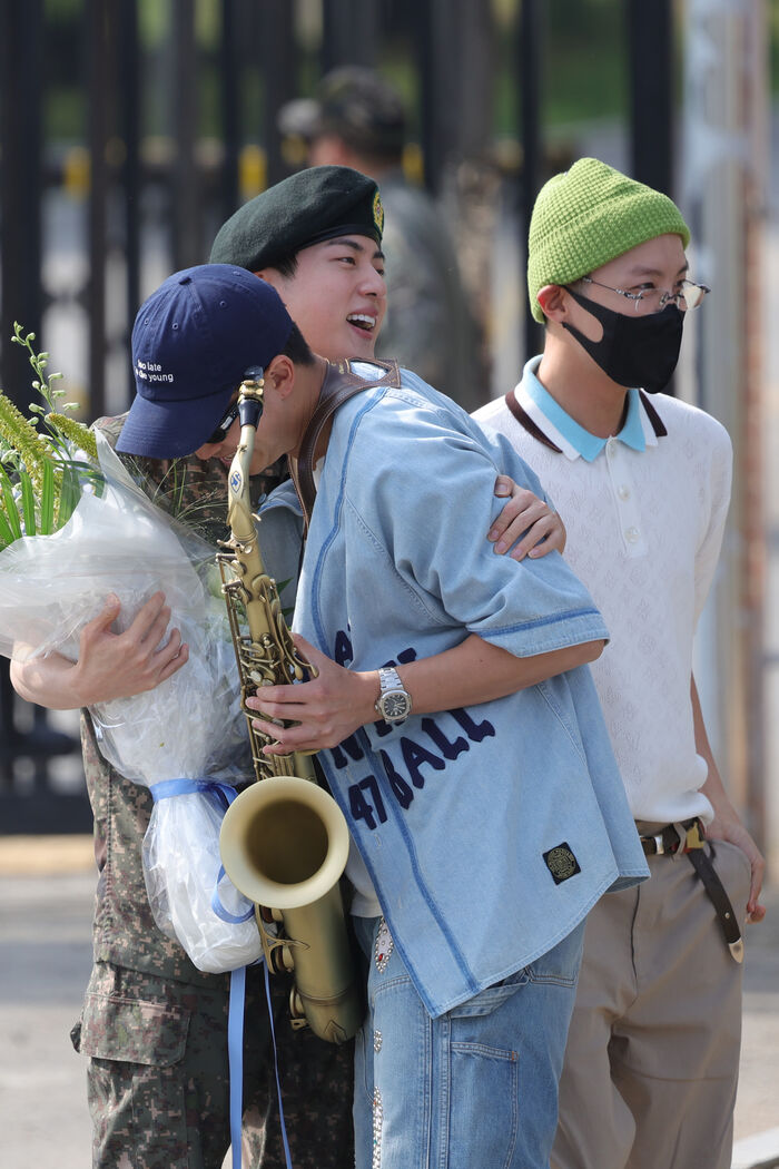 메인이미지  8 : RM(가운데)과 포옹하는 진의 모습. 옆은 제이홉.