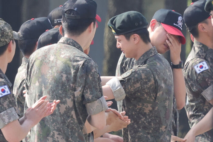 메인이미지  4 : 동료들과 전역 인사를 나누며 울먹이는 BTS 진의 모습.