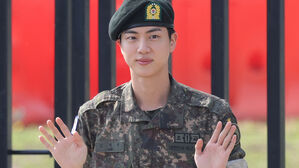 색소폰 축하 속에 군문 나선 BTS 진&hellip;"아미 안녕"