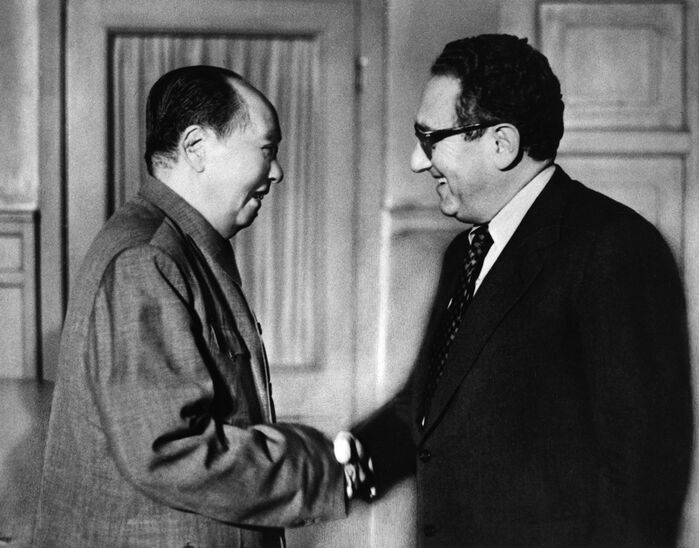 1973년 모택동과 만나 악수하는 헨리 키신저(오른쪽). 사진 : 게티이미지