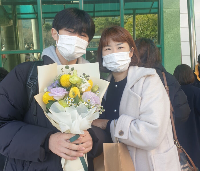 뇌사장기기증으로 생명을 살리고 세상을 떠난 박유현(17)군과 박 군의 어머니.
