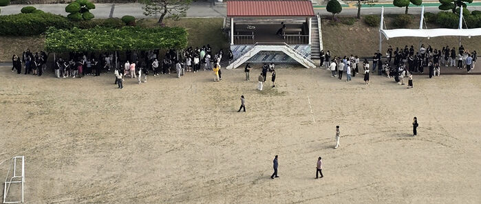 12일 오전 4.8 규모의 지진이 발생하자 부안의 한 고등학교 학생들이 교실에서 빠져나와 있는 모습