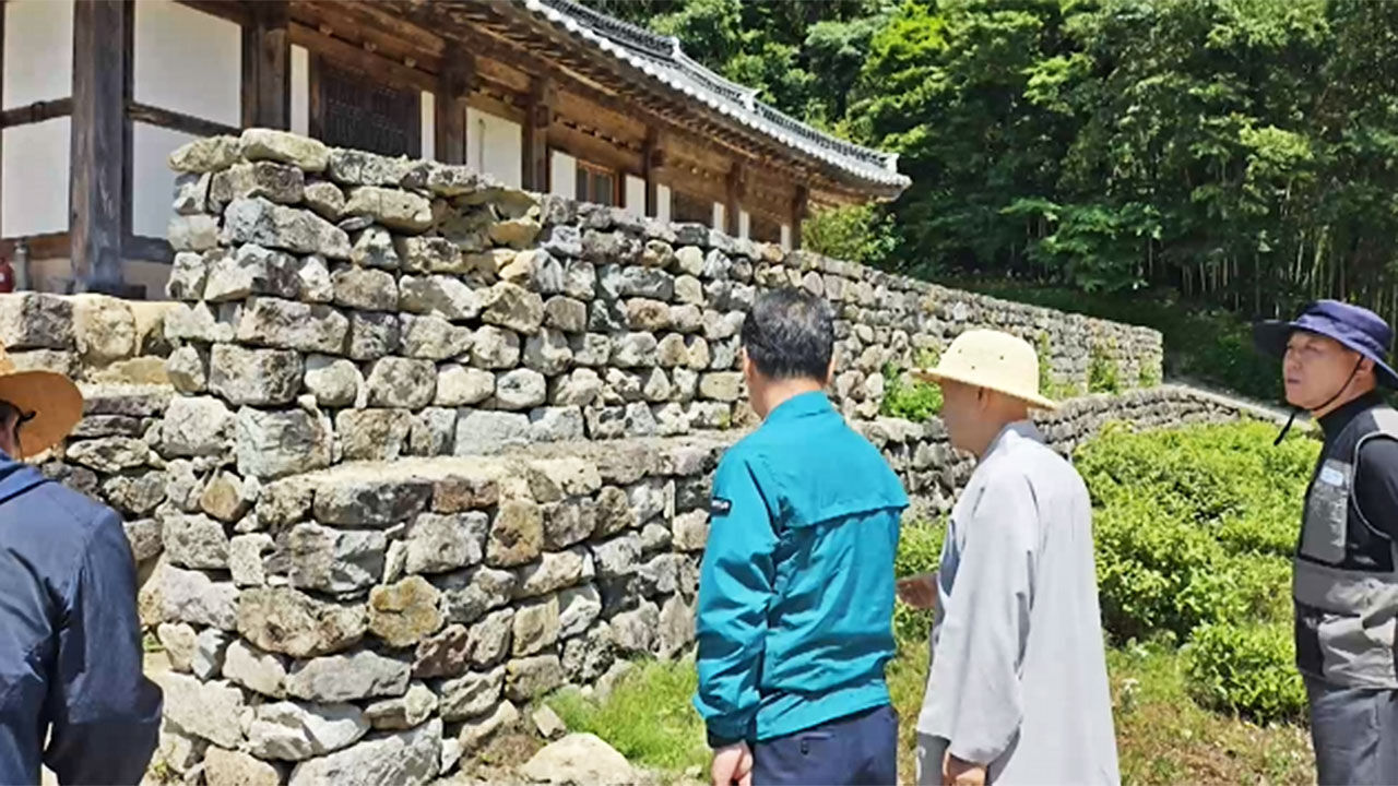 전북 부안군 지진 충격에 내소사 대웅보전 등 문화재 일부 파손
