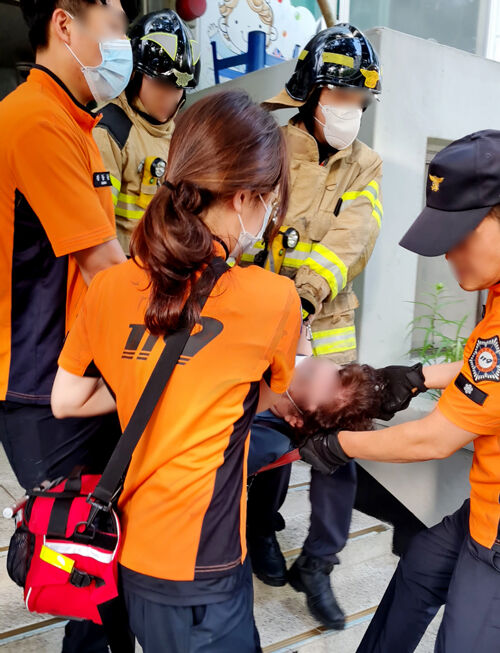 엘리베이터 중단 아파트서 응급환자가 병원으로 옮겨지는 모습 (사진=독자 제공, 연합뉴스)
