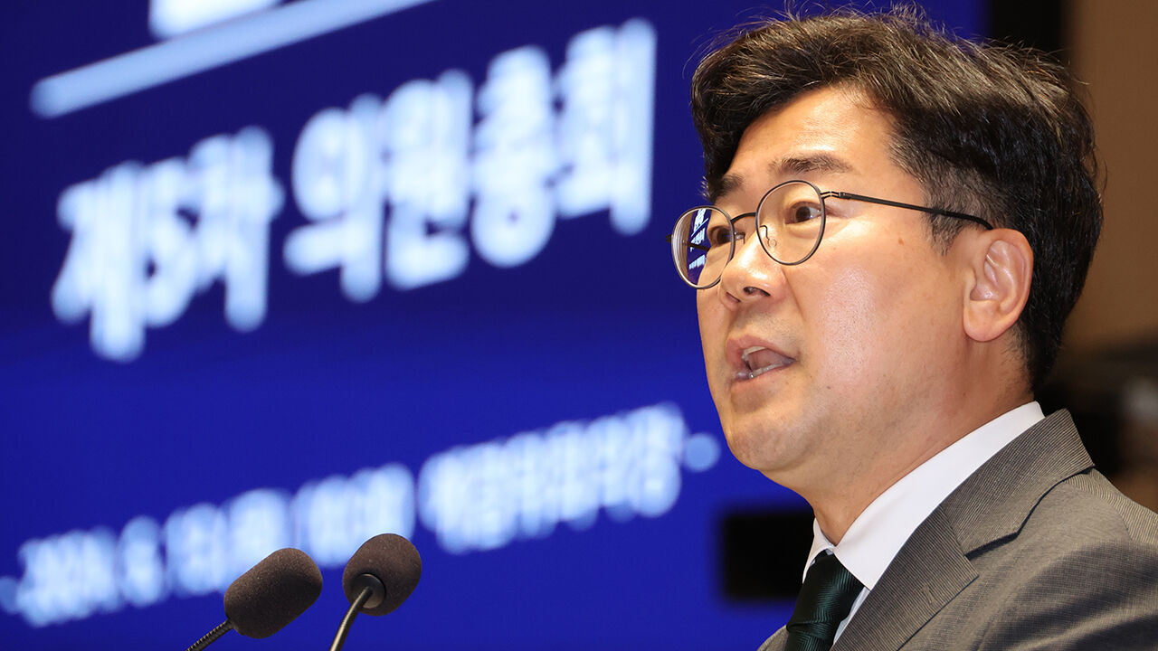 정책 의원총회에서 발언하는 더불어민주당 박찬대 원내대표