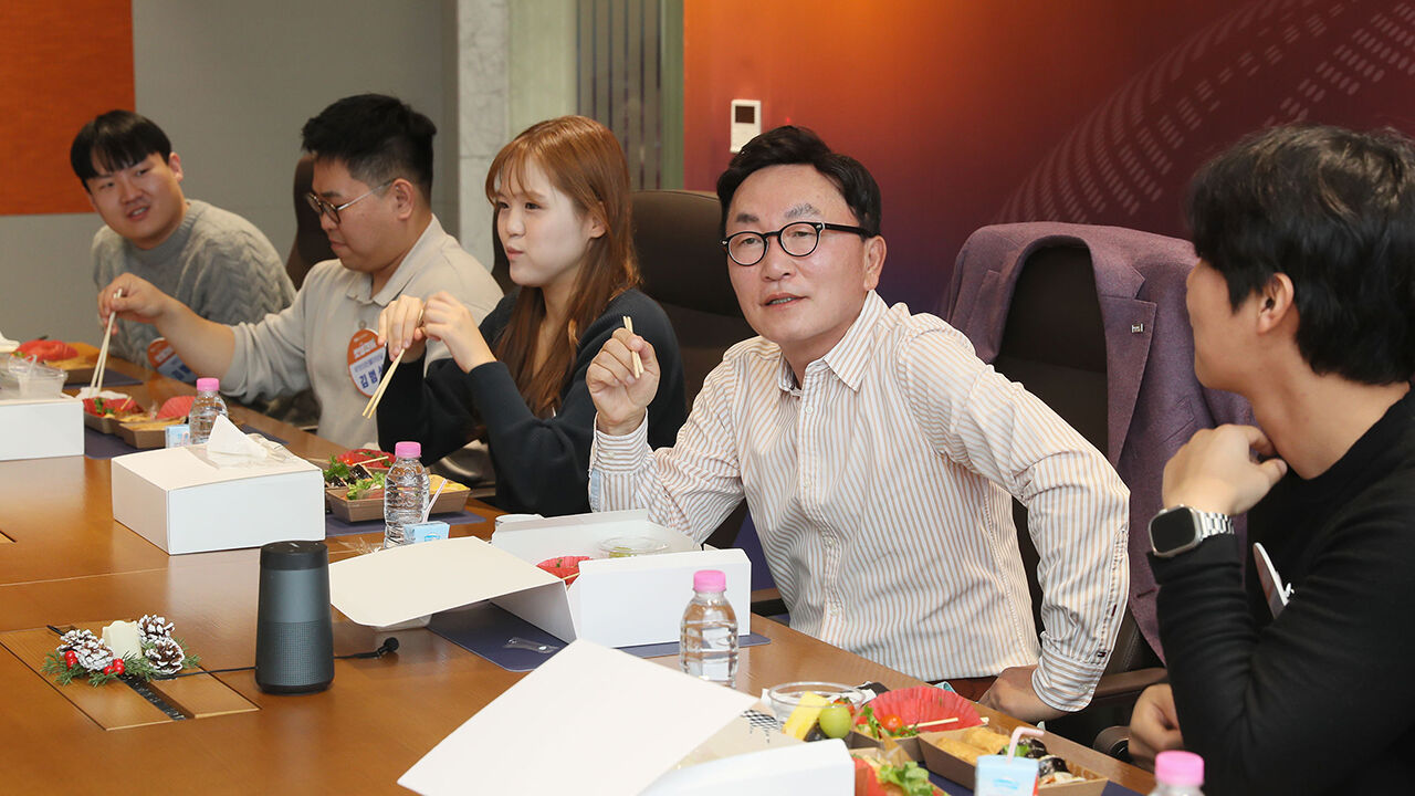 지난해 12월 한국경제인협회 '갓생한끼(한국판 버핏과의 점심)'행사에 참석해 MZ세대들과 식사하며 대화를 나누고 있는 박현주 미래에셋그룹 회장
