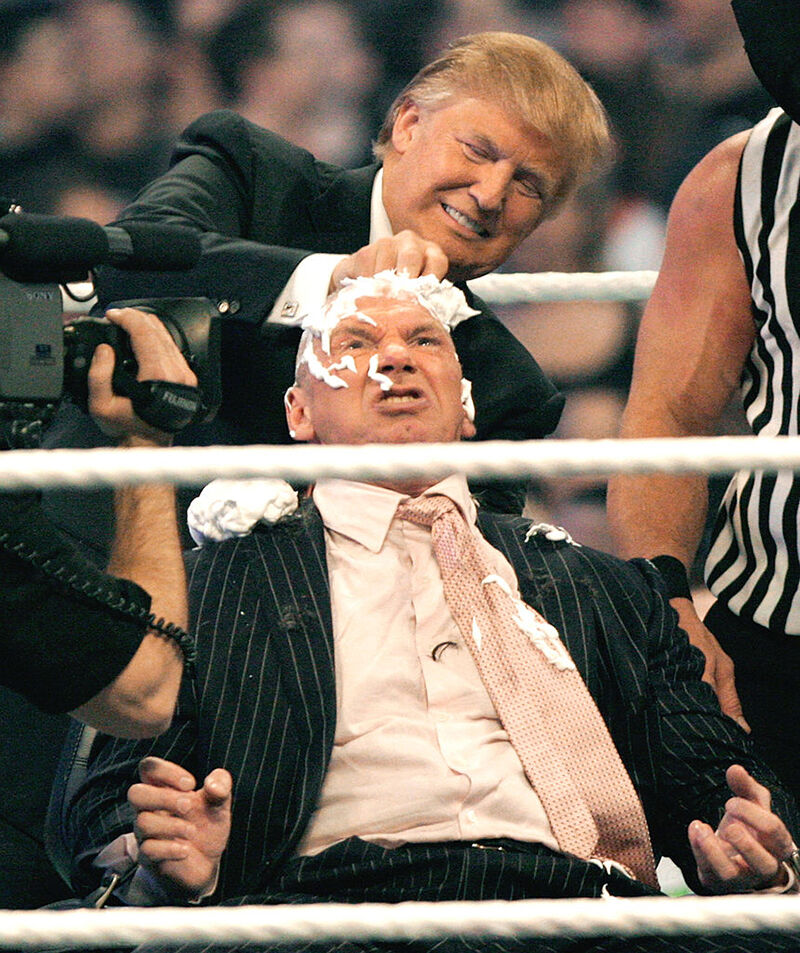 WWE 회장 빈스 맥마흔의 머리를 삭발하는 도널드 트럼프. 2007년 4월 디트로이트. 사진 : 게티이미지