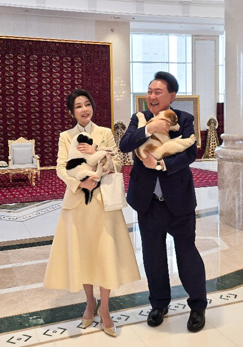 투르크 국견 알라바이 안고 즐거워하는 윤석열 대통령 부부 (사진=공동취재, 연합뉴스)