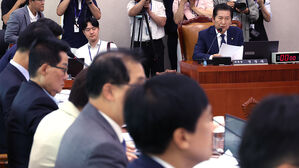 민주 "검찰, 일부러 골라 수원지법에 이재명 기소&hellip;반인권적"