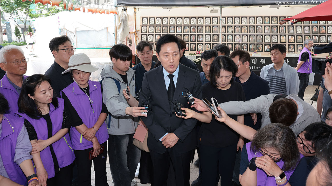 오세훈 시장, 이태원 분향소 찾아 유족 위로 (사진=연합뉴스)