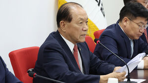황우여 "정부, 서민들 이자&middot;원금 상환 유예 검토해야"