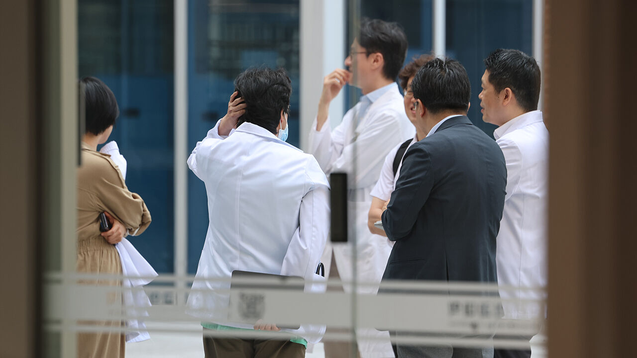 집회 참석 앞둔 서울의대·서울대병원 교수협의회 비대위원들
