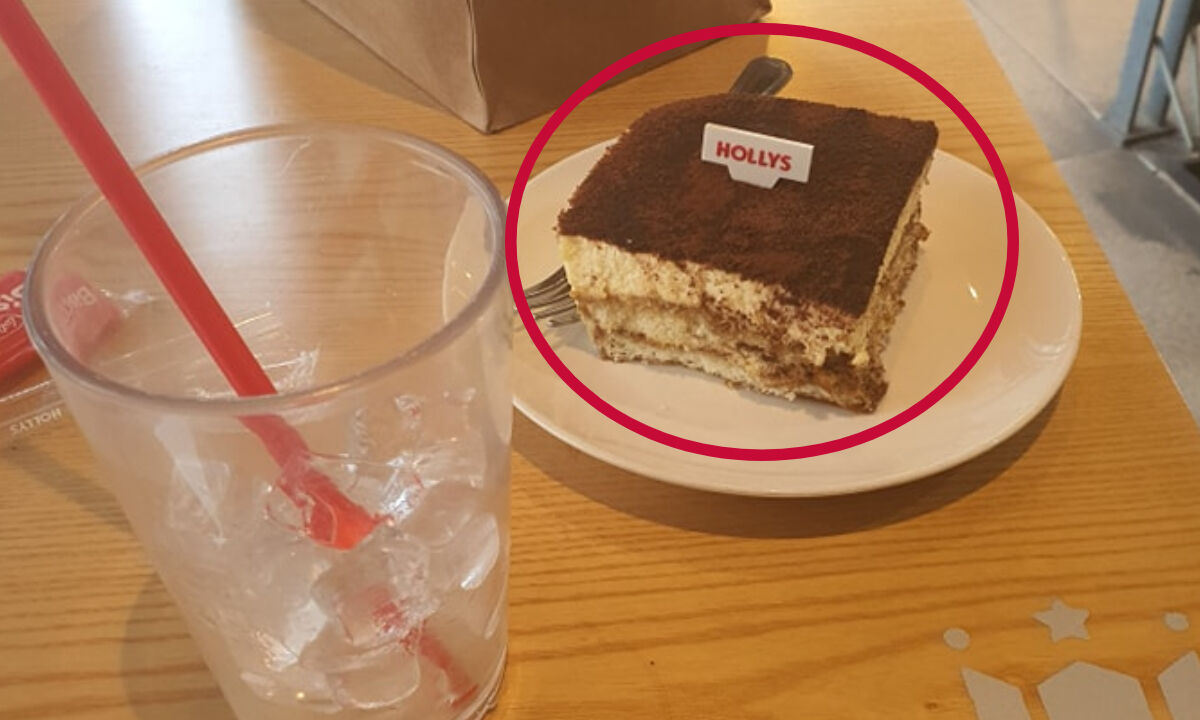 육군 현역병에 케이크 건넨 시민(사진=페이스북 '육대전')