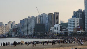 광안리 해변 같이 걸어요&hellip;맨발 걷기 4천 명 참가