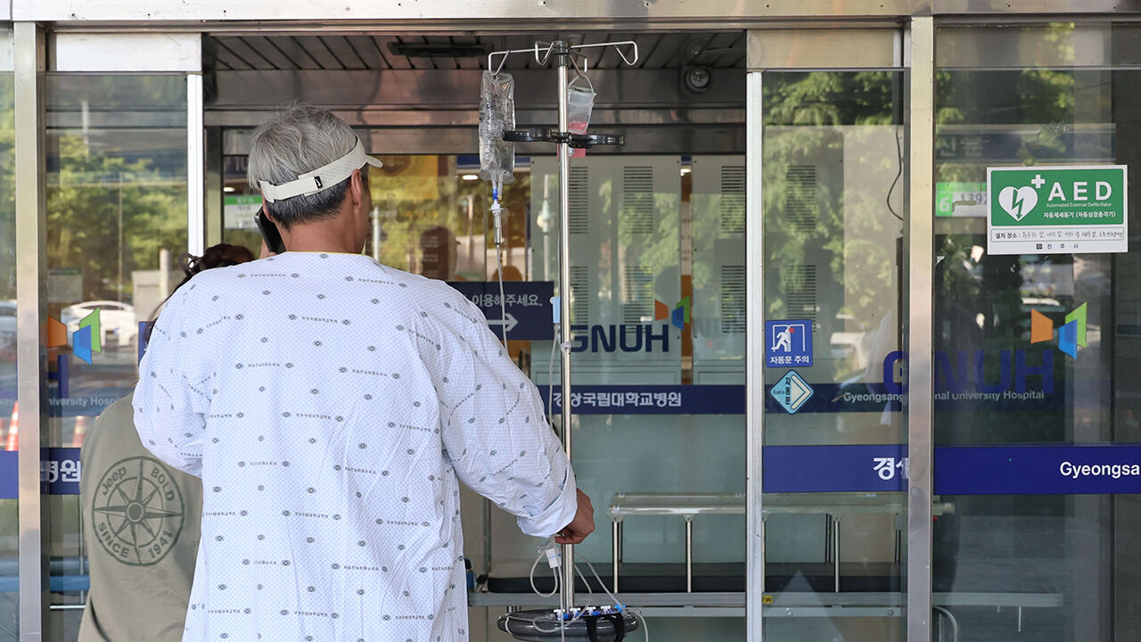 경상국립대병원으로 들어가는 환자 (사진=연합뉴스)