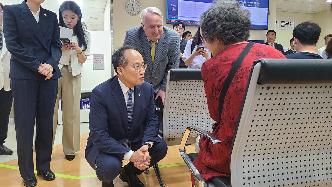 보라매병원 찾은 환자와 대화하는 추경호 원내대표
