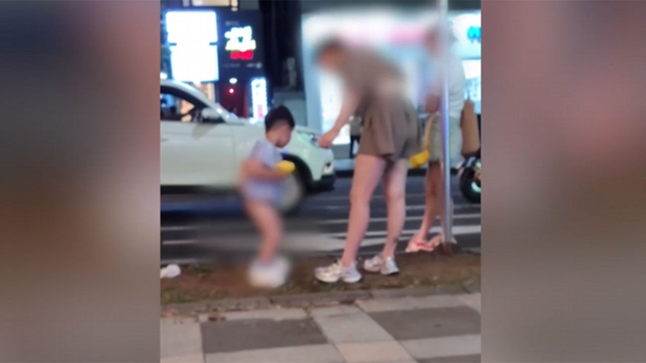 제주도 도심 거리서 대변 보는 중국인 관광객 아이