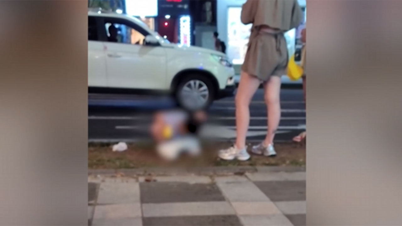 제주도 도심 거리서 대변 보는 중국인 관광객 아이