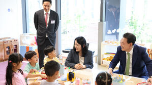 직장 어린이집 찾은 윤 대통령&hellip;아이들 줄다리기 놀이 심판도