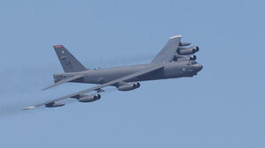 미 여객기와 전략폭격기 B-52, 공중에서 '아찔한' 충돌 극적 모면