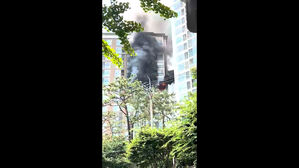 [영상] 강남 아파트 화재로 2명 병원 이송&hellip;2시간 만에 초진