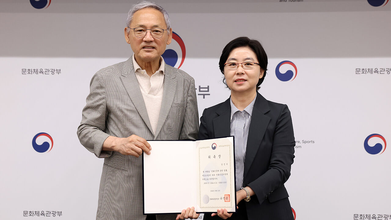 장정숙 만화진흥위원회 위원장에게 임명장 수여하는 유인촌 문화체육관광부 장관(왼쪽)