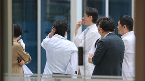 서울대병원 '무기한 휴진' 중단…74% "저항 방식 전환"