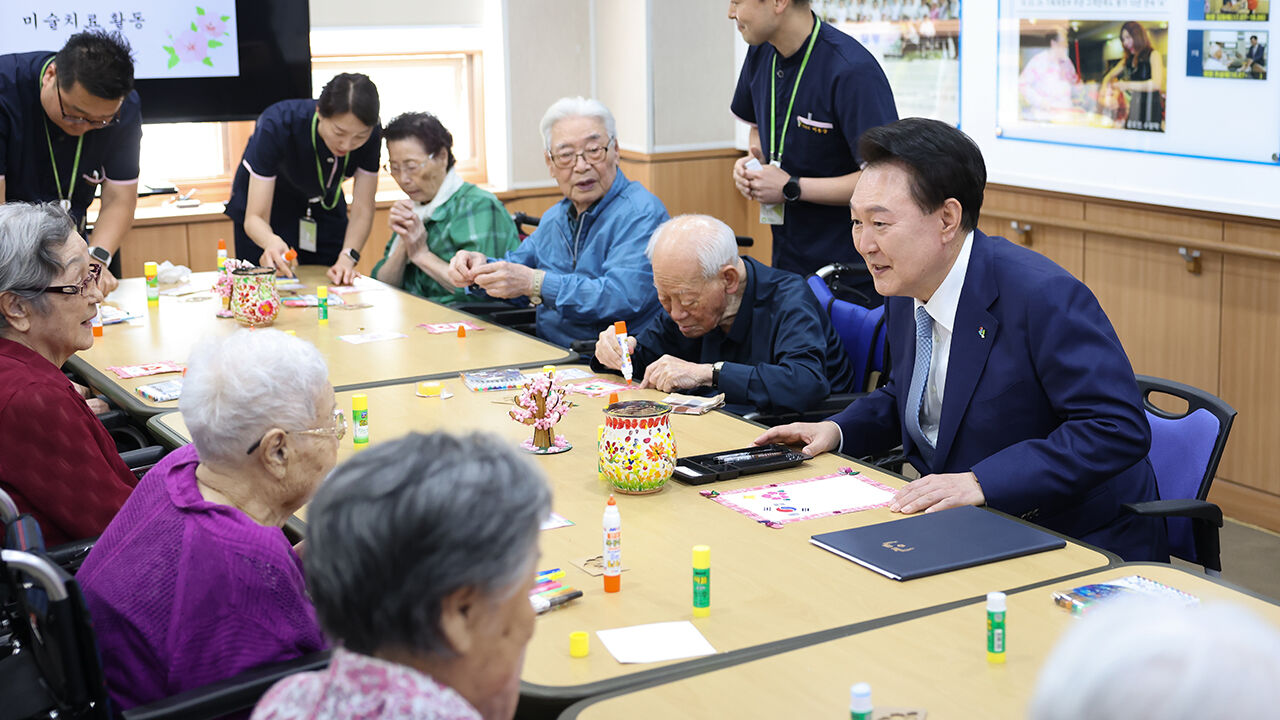 '나라사랑 액자 만들기' 참여한 윤석열 대통령