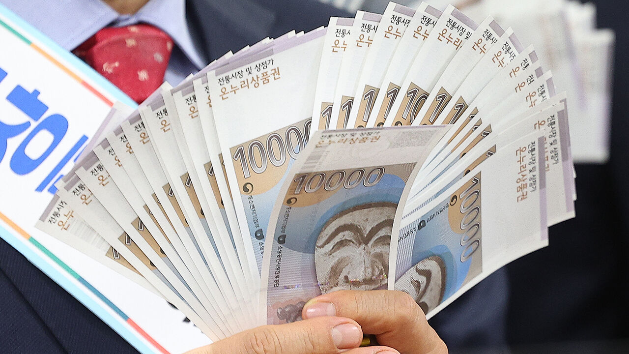 지난 1월 '설맞이 전통시장 온누리 상품권 구매 행사'에서 온누리 상품권을 들어 보이고 있는 류규하 중구청장 (사진=연합뉴스)